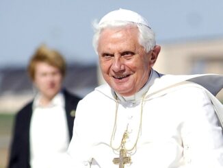 La città di Assisi piange la morte di Papa Benedetto XVI