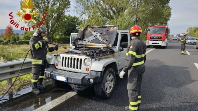 Fiamme sulla SS75 fuoristrada in fiamme a Rivortorto