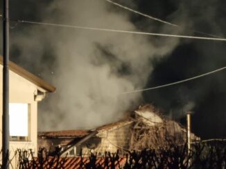 Incendio a Tordibetto, intervento tempestivo dei Vigili del Fuoco, salva una famiglia con dei bimbi