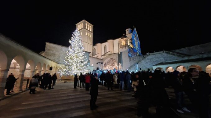 Natale ad Assisi, accese le spettacolari illuminazioni scenografiche