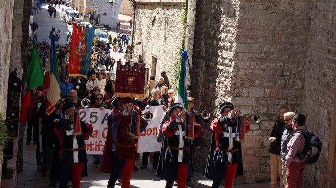 Assisi Celebra la Festa della Liberazione con Emotivi Omaggi