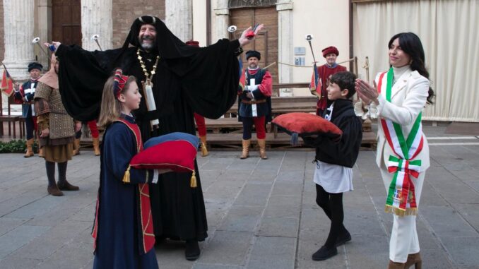 Assisi si Prepara per il Calendimaggio 2024: Rievocazioni e Sfide Medioevali