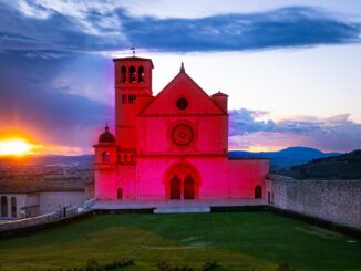 La Basilica di San Francesco si illumina di rosso