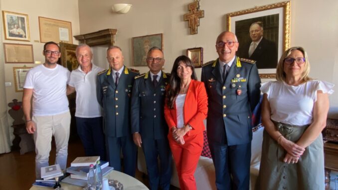 In comune visita del comandante della guardia di finanza Francesco Mazzotta In comune visita del comandante della guardia di finanza Francesco Mazzotta