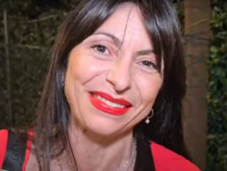 La sindaca di Assisi risponde alle richieste di dimissioni con il sorriso