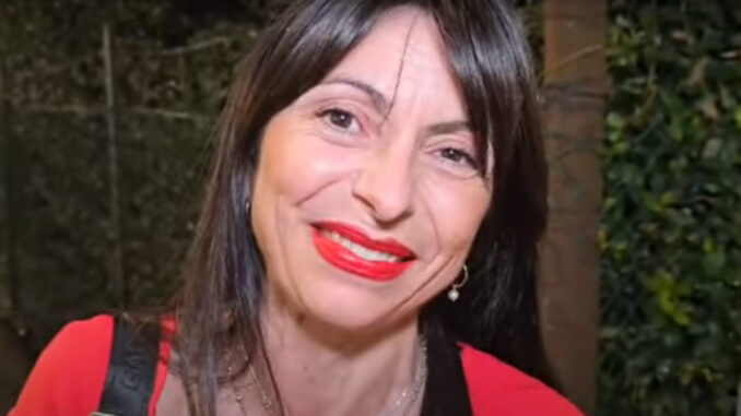 La sindaca di Assisi risponde alle richieste di dimissioni con il sorriso