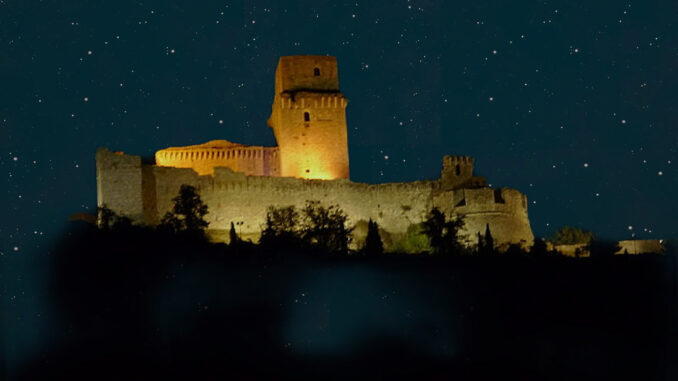 Tutti alla Rocca di Assisi con il naso all’insù