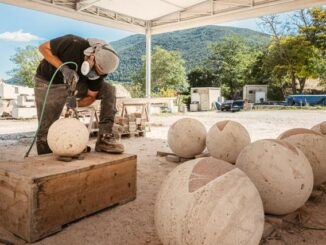 Ad Assisi le Pietre Parlano: 14 Sfere Raccontano la Città