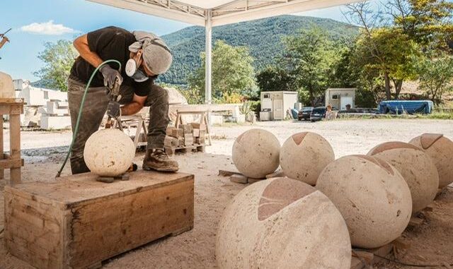 Ad Assisi le Pietre Parlano: 14 Sfere Raccontano la Città