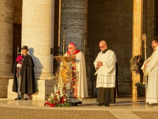 Monsignor Sorrentino ha aperto la porta Santa per il Giubileo