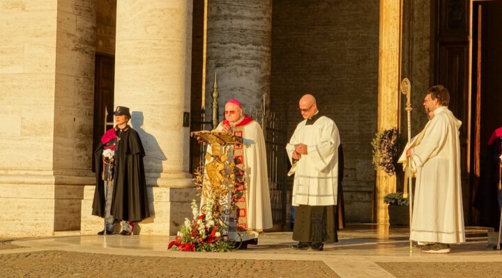 Monsignor Sorrentino ha aperto la porta Santa per il Giubileo
