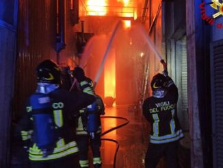 Incendio alle Fonderie di Assisi, intervento dei Vigili del Fuoco 