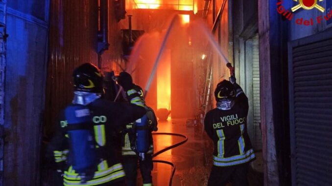 Incendio alle Fonderie di Assisi, intervento dei Vigili del Fuoco 