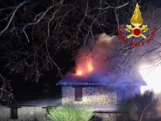Incendio in un'abitazione ad Assisi: tetto in legno distrutto