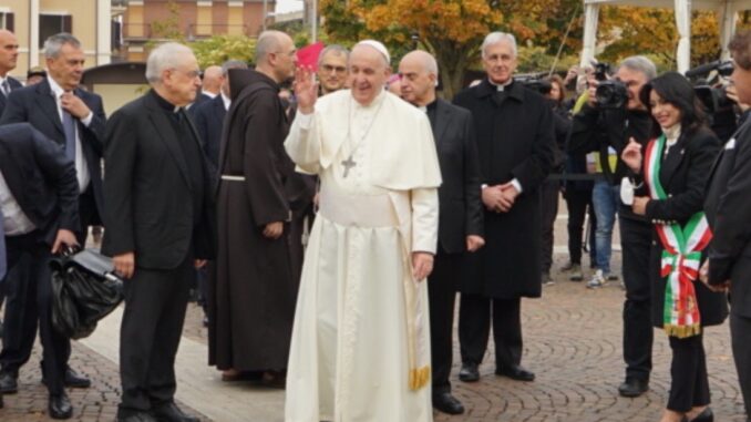 Ad Assisi i maxi schermi per Papa Francesco