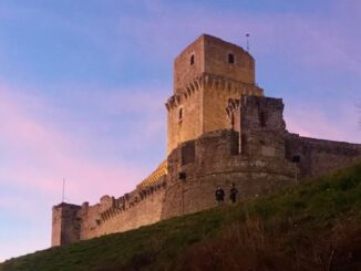 Assisi aderisce a "M'illumino di meno 2025" con il buio sulla Rocca