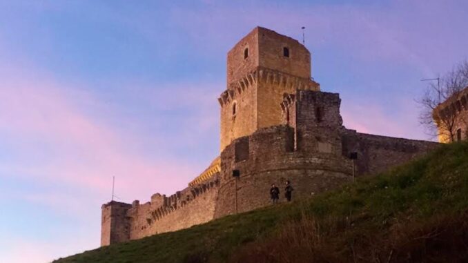 Assisi aderisce a "M'illumino di meno 2025" con il buio sulla Rocca