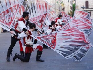 Gli Sbandieratori di Assisi celebrano i 50 anni di attività