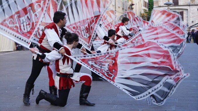 Gli Sbandieratori di Assisi celebrano i 50 anni di attività