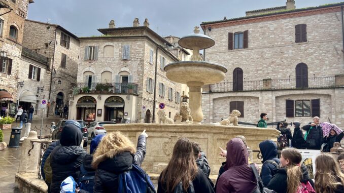 Fontana dei Tre Leoni: restauro completato ad Assisi