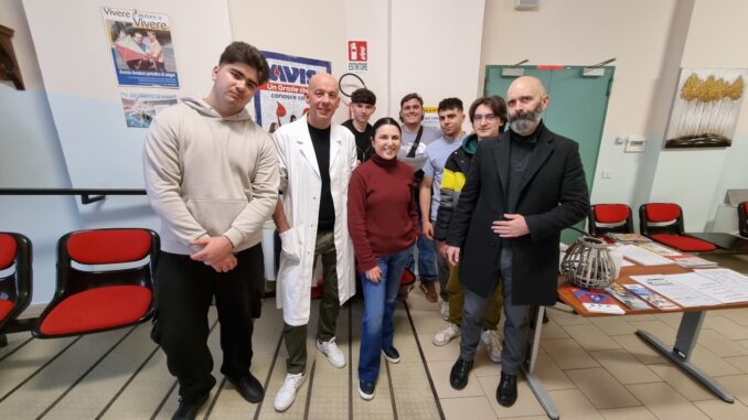 Gli studenti dell’Istituto Alberghiero si impegnano nella donazione Gli studenti dell’Istituto Alberghiero si impegnano nella donazione