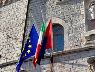 Assisi Ricorda le Vittime del Covid: Bandiere a Mezz'asta
