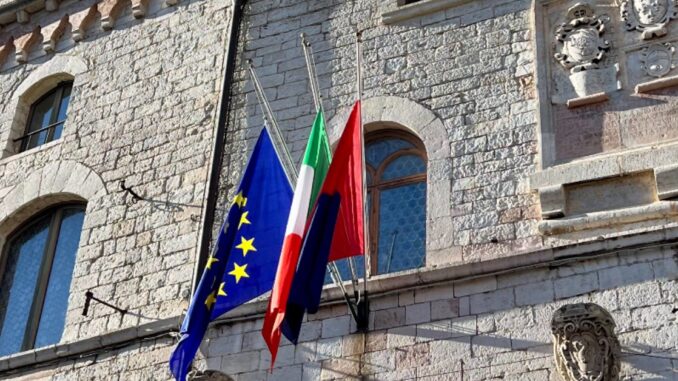 Assisi Ricorda le Vittime del Covid: Bandiere a Mezz'asta