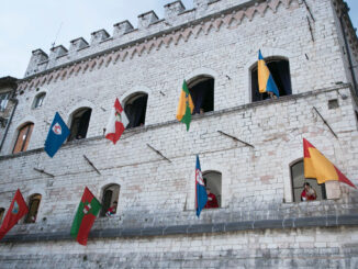 Rinnovato l'imbandieramento per il Calendimaggio di Assisi