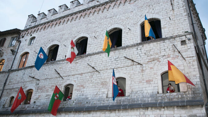 Rinnovato l'imbandieramento per il Calendimaggio di Assisi