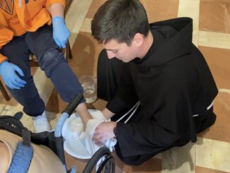 Al Serafico operatori lavano i piedi ai ragazzi