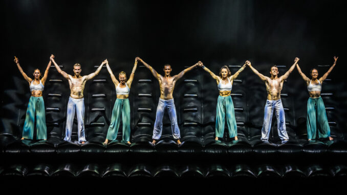 "Cosmos" al Lyrick: danza e luci nello spazio profondo