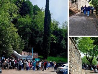 Turisti a piedi sulla salita ad Assisi la scala mobile ferma