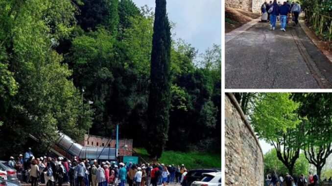 Turisti a piedi sulla salita ad Assisi la scala mobile ferma Turisti a piedi sulla salita ad Assisi la scala mobile ferma