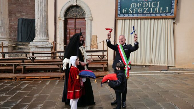 Calendimaggio al via tra pioggia e tamburi ad Assisi Calendimaggio al via tra pioggia e tamburi ad Assisi