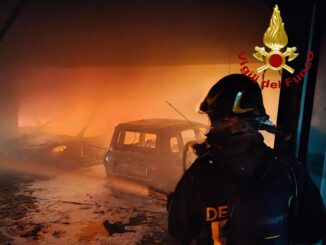 Incendio ad Assisi, distrutte due auto in Piazza Matteotti [VIDEO]