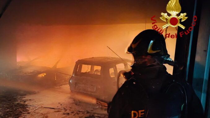 Incendio ad Assisi, distrutte due auto in Piazza Matteotti [VIDEO]