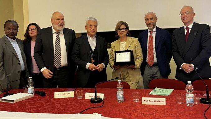 Francesca Di Maolo premiata a Terni per economia di pace Francesca Di Maolo premiata a Terni per economia di pace