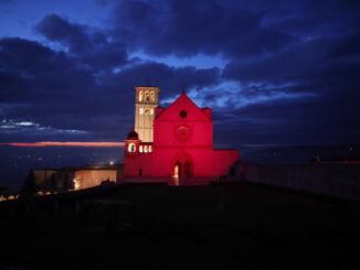 La Basilica di Assisi si tinge di rosso per i donatori