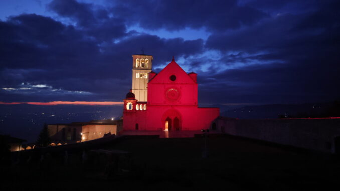La Basilica di Assisi si tinge di rosso per i donatori