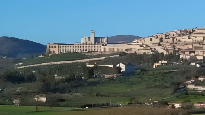 Assisi lancia la prima campagna estera sui social