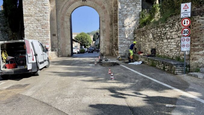 Eolo Cicogna sottolinea l'emergenza acqua ad Assisi, centro storico Eolo Cicogna sottolinea l'emergenza acqua ad Assisi, centro storico