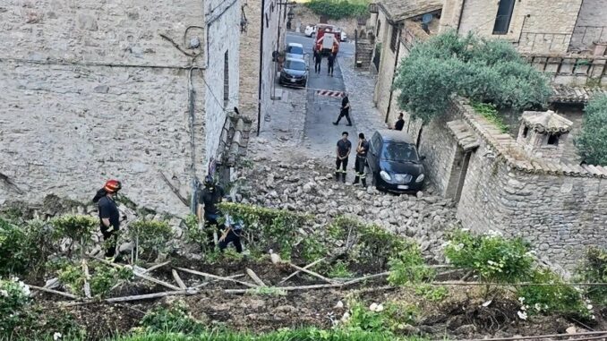 Crollo muro ad Assisi, chiusa via Nicolini e nuove modifiche viabilità
