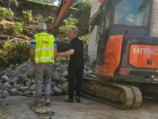 Crolla un muro nel centro storico di Assisi, danni ad auto