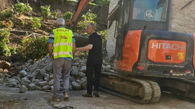 Crolla un muro nel centro storico di Assisi, danni ad auto Crolla un muro nel centro storico di Assisi, danni ad auto
