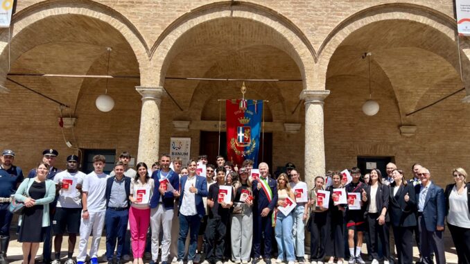 Assisi celebra il 2 giugno donando la Costituzione ai 18enni