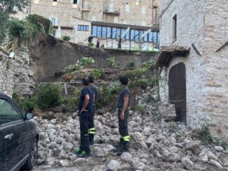 Crolla un muro [Video] ad Assisi, danneggiata un’auto in sosta