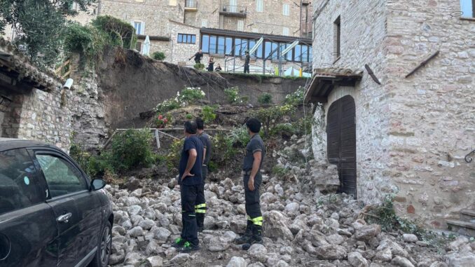 Crolla un muro [Video] ad Assisi, danneggiata un’auto in sosta