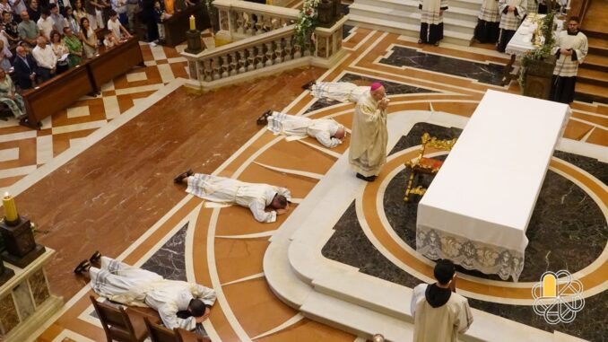 Quattro nuovi sacerdoti ordinati alla Porziuncola