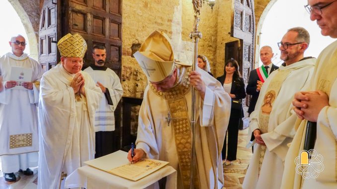 Assisi e L’Aquila, alleanza tra i templi del perdono Assisi e L’Aquila, alleanza tra i templi del perdono