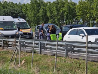 Camion che trasporta auto si ribalta, caos sulla 75 Centrale Umbra, tre incidenti consecutivi [foto e video]